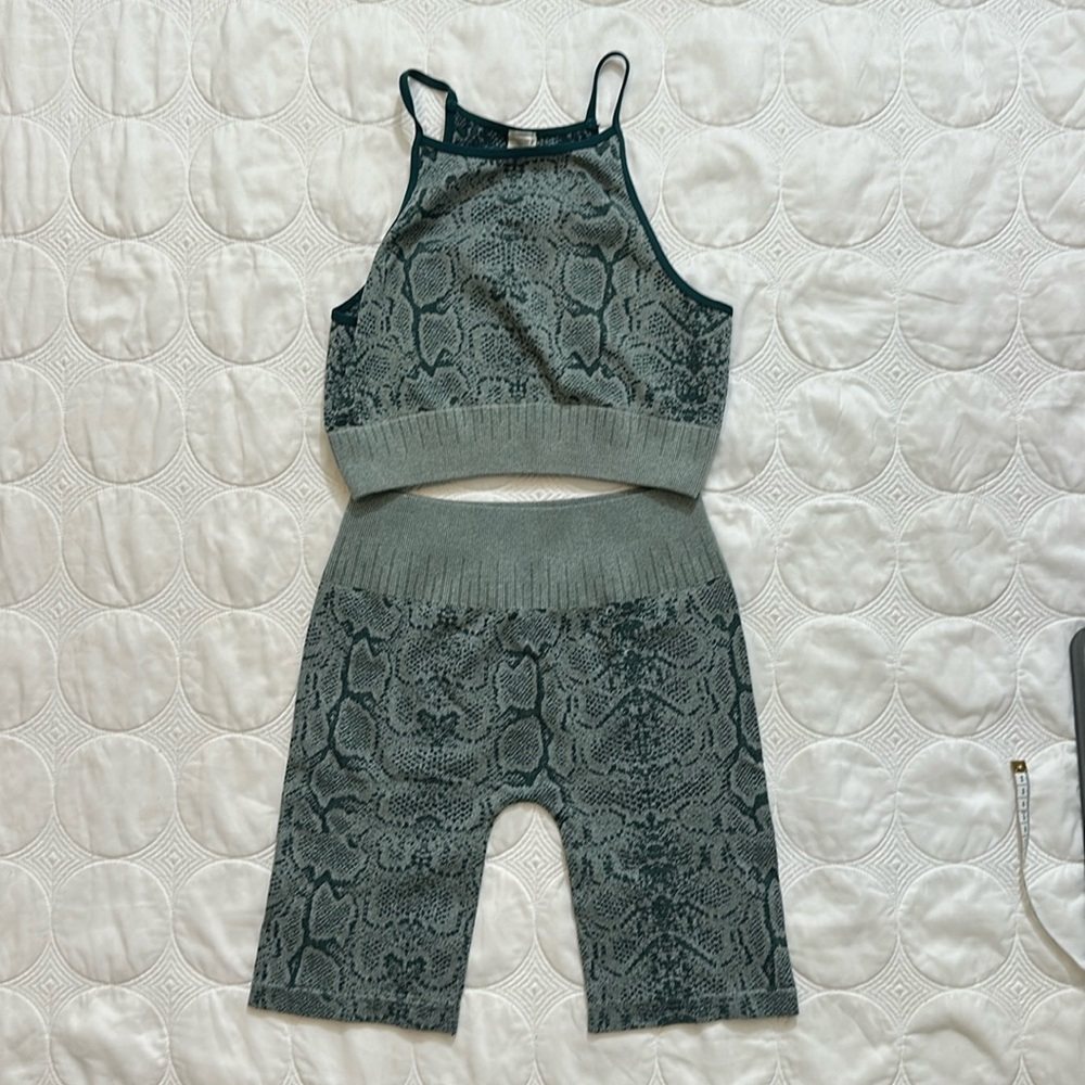 Nikibiki 2 piece workout set / size small
